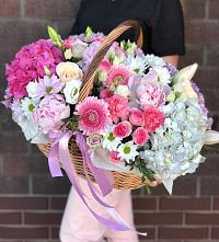 Цветочная композиция из Розы, Хризантемы, Пионы и Лизиантусы в корзине в Мамедкалу