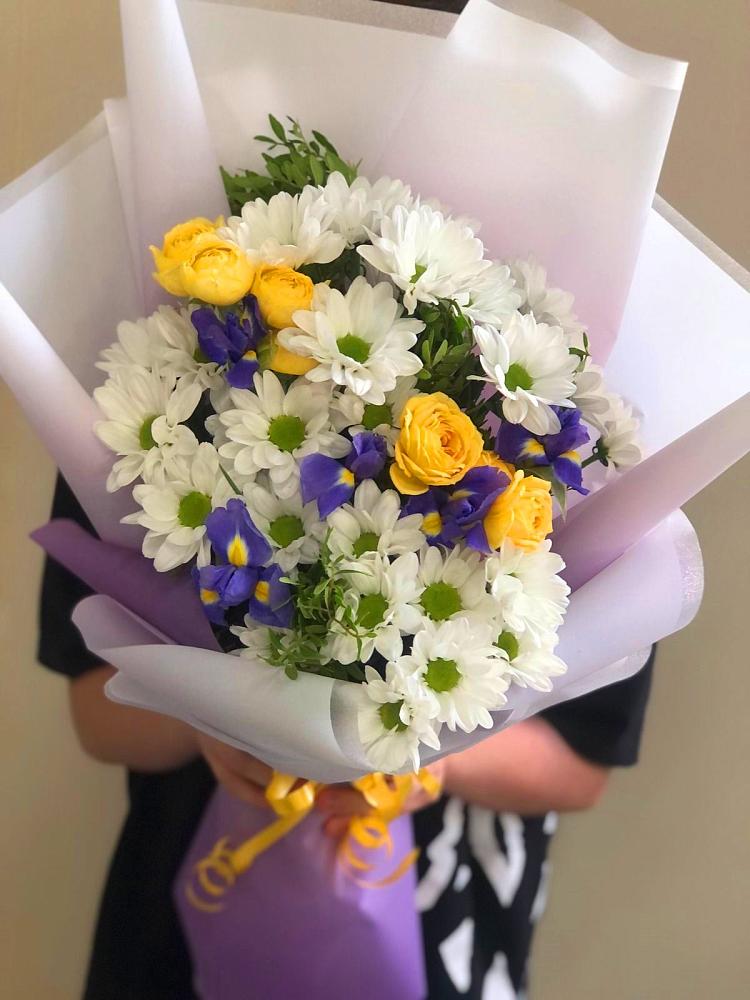 Букет цветов из: Ирисы, Хризантемы и Розы в Мамедкалу
