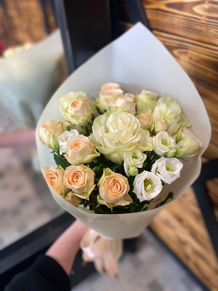 Букет цветов из: Розы и Лизиантусы в Мамедкалу